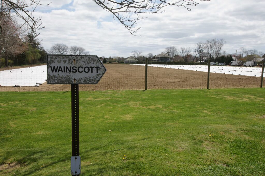 Wainscott sign